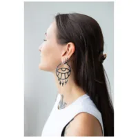 Frau mit langen Haaren trägt große schwarze Thunderflash Eye Hoops Ohrringe seitlich