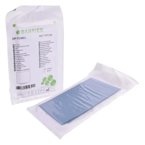 Blaue OP-Tücher in transparenter Verpackung, weißer Hintergrund