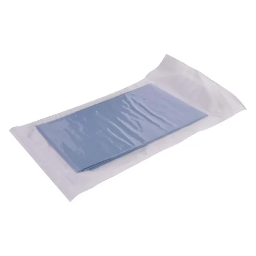 Blaues Barrier OP Tuch in transparenter steriler Verpackung auf hellem Hintergrund