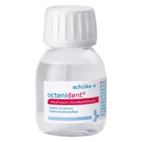 Kleine transparente Flasche Octenident Mundspüllösung mit weißem Deckel auf weißem Hintergrund