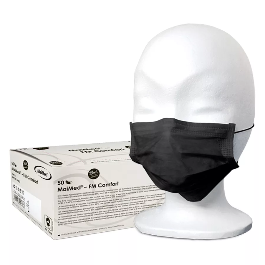 Schwarze MaiMed Comfort Gesichtsmaske Schwarze Einweg-Gesichtsmaske MaiMed auf weißem Modellkopf mit Verpackung im Hintergrund