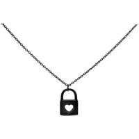 Schwarze Little Lock Kette aus Chirurgenstahl Schwarze Kette mit herzförmigem Schlossanhänger auf weißem Hintergrund