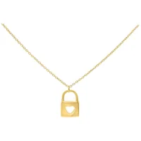 Goldene Kette mit Schloss-Anhänger Goldene Halskette aus Chirurgenstahl mit Schloss und Herzdesign auf weißem Hintergrund