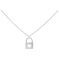 Silberne Little Lock Kette, 50 cm Silberne Kette mit einem herzförmigen Schlossanhänger auf weißem Hintergrund