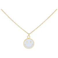 Goldene Smiley Kette - Little White Variante Goldene Kette mit weißem Smiley-Anhänger auf weißem Hintergrund