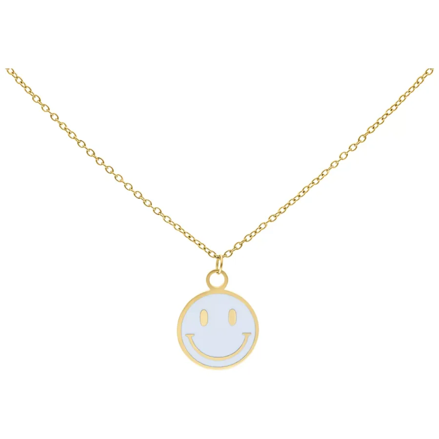 Goldene Kette mit weißem Smiley-Anhänger auf weißem Hintergrund