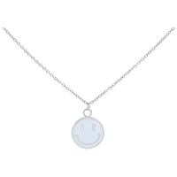 Silberne Smiley Kette aus Chirurgenstahl Silberne Kette mit Smiley-Anhänger auf weißem Hintergrund