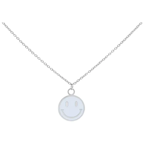 Silberne Kette mit Smiley-Anhänger auf weißem Hintergrund