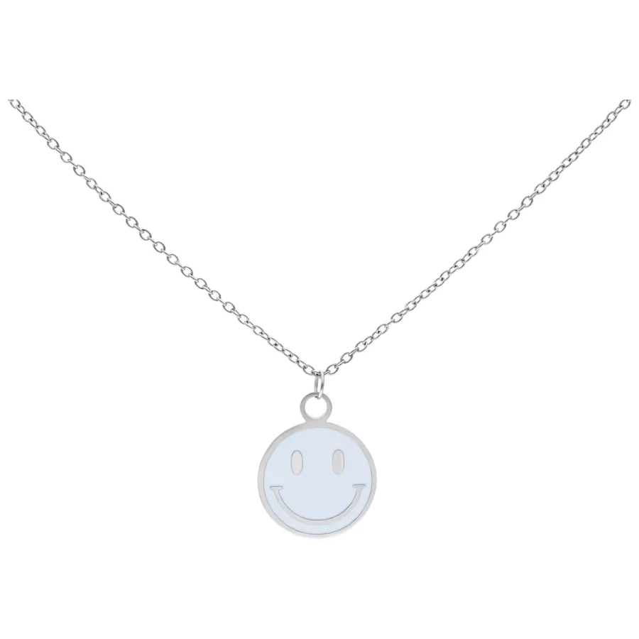 Silberne Kette mit Smiley-Anhänger auf weißem Hintergrund