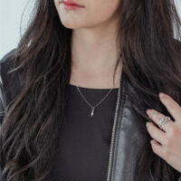 Silberne Little Snake Kette von Wildcat Frau mit langer, dunkler Haaren trägt eine silberne Little Snake Kette und einen schwarzen Lederjacke