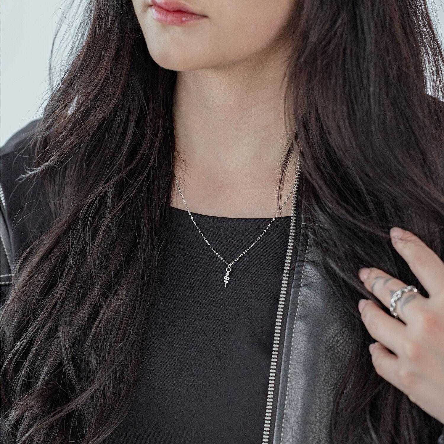 Silberne Little Snake Kette von Wildcat Frau mit langer, dunkler Haaren trägt eine silberne Little Snake Kette und einen schwarzen Lederjacke