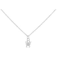 Little Spider Kette aus Chirurgenstahl Silberne Kette mit kleinem Spinnenanhänger auf weißem Hintergrund