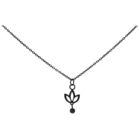 Dangling Lily Kette aus schwarzem Metall Schwarze Halskette mit hängendem Lilienanhänger auf weißem Hintergrund