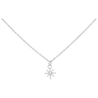 Polar Star Kette aus Chirurgenstahl in Silber Silberne Kette mit Polarstern-Anhänger auf weißem Hintergrund