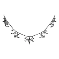 Schwarzes Oracle Fußkettchen mit Mondanhängern Schwarzes Fußkettchen aus Chirurgenstahl mit Monden und geometrischen Anhängern auf weißem Hintergrund