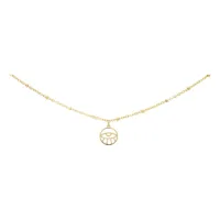 Filigrane goldene Fußkette mit Eye-Anhänger auf weißem Hintergrund