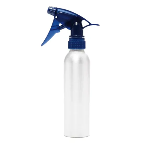 Silberne Aluminiumflasche mit blauem Sprühkopf auf weißem Hintergrund