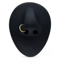 18K Gold Hinged Ring für Septum Goldener 18K Hinged Ring in Septum-Piercing auf schwarzem Display