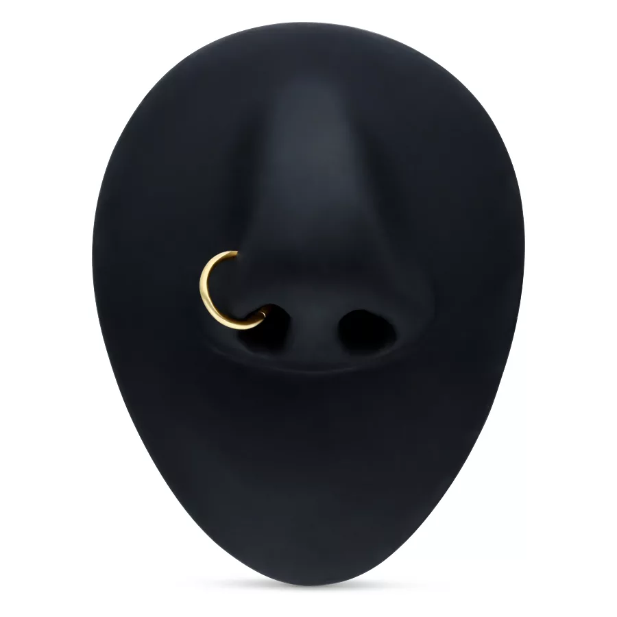 18K Gold Hinged Ring für Septum Goldener 18K Hinged Ring in Septum-Piercing auf schwarzem Display