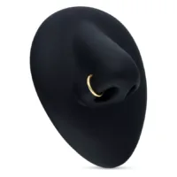 18K Goldener Piercingring für Septum Goldener 18K Piercingring an schwarzer Nase auf weißem Hintergrund