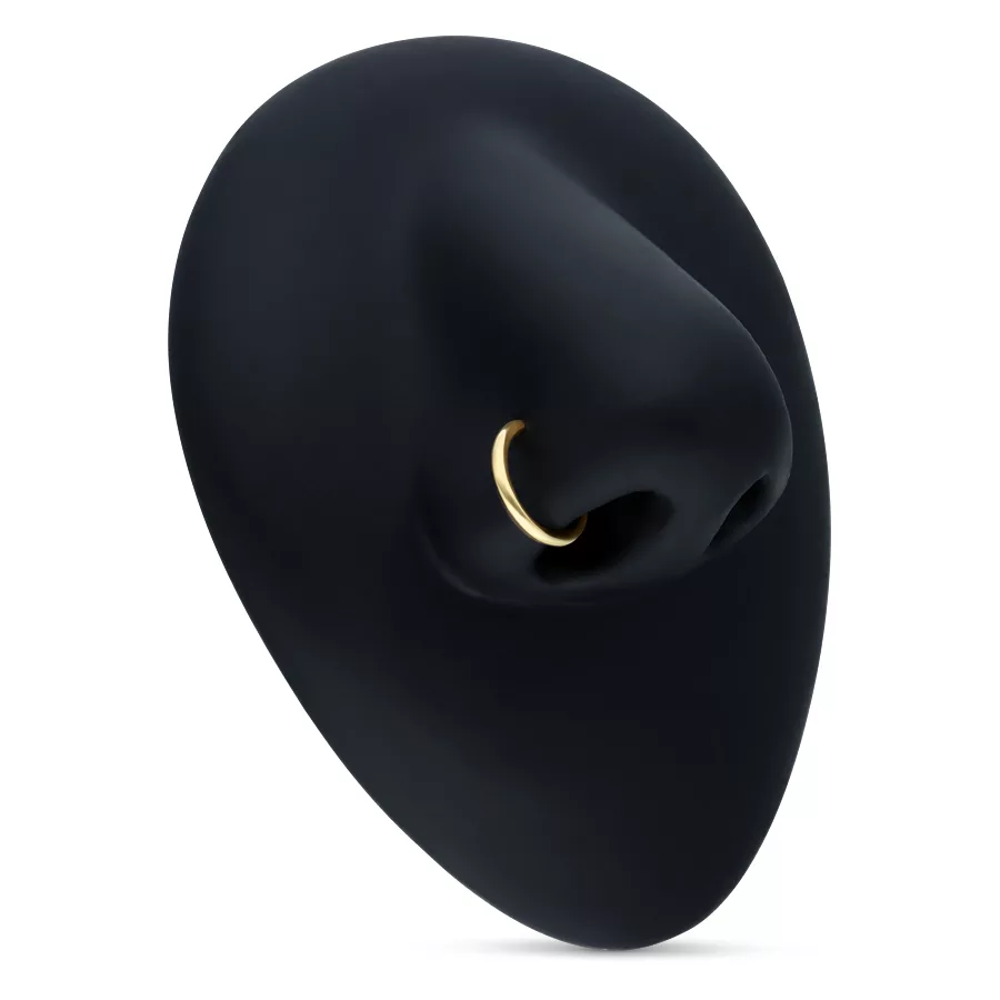 18K Goldener Piercingring für Septum Goldener 18K Piercingring an schwarzer Nase auf weißem Hintergrund