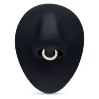 Goldener Septum Clicker mit klaren Kristallen auf schwarzem Hintergrund