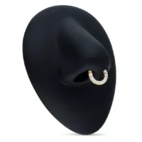 Septum Clicker aus 18K Gold mit klaren Kristallen auf schwarzem Hintergrund