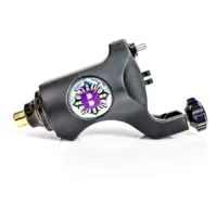 Bishop Rotary CAPO Tattoomaschine Schwarz Schwarze Tattoomaschine aus Aluminium auf weißem Hintergrund