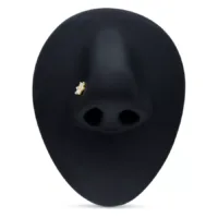 18k Gold Nasenstecker mit Blüten-Design 18k Gold Nasenstecker mit Kristallen auf schwarzem Hintergrund