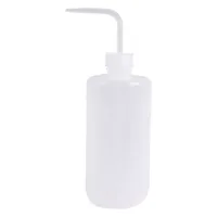 Transparente 500 ml Waschflasche mit gebogenem Ausguss auf weißem Hintergrund