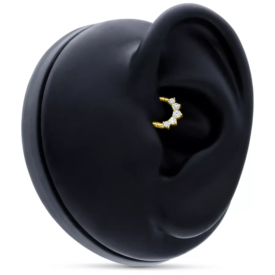 18K goldener Piercingring mit klaren Kristallen auf schwarzem Ohrmodell