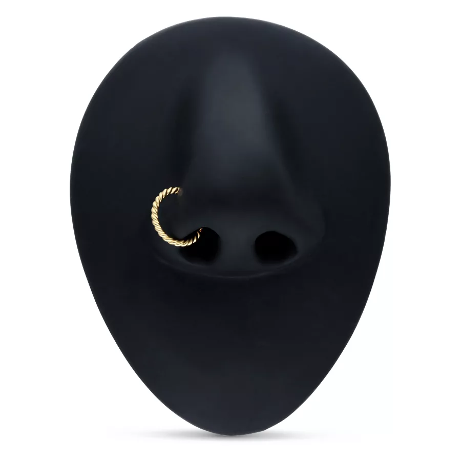 Goldener 18K Rope Piercingring in schwarzer Nase auf weißem Hintergrund