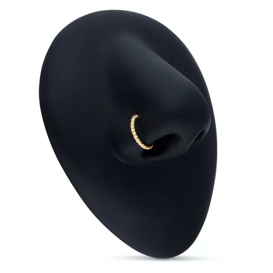 Goldener 18K Seilring als Nasenpiercing auf schwarzem Modell