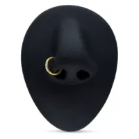 18K Gold Pave Hinged Ring für Nasenpiercing Goldener Piercingring mit Kristallbesatz in Nasenmodell auf schwarzem Hintergrund