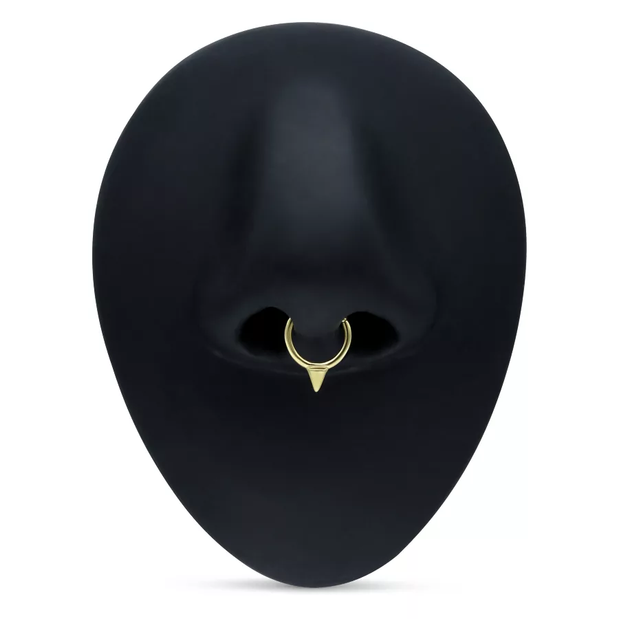 14K Gold Cone Hinged Ring für Septum Goldener Cone Hinged Ring in Nasenpiercing auf schwarzem Hintergrund