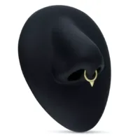14K Gold Cone Piercingring für Septum Goldener Kegel-Piercingring an schwarzem Modellkopf auf neutralem Hintergrund