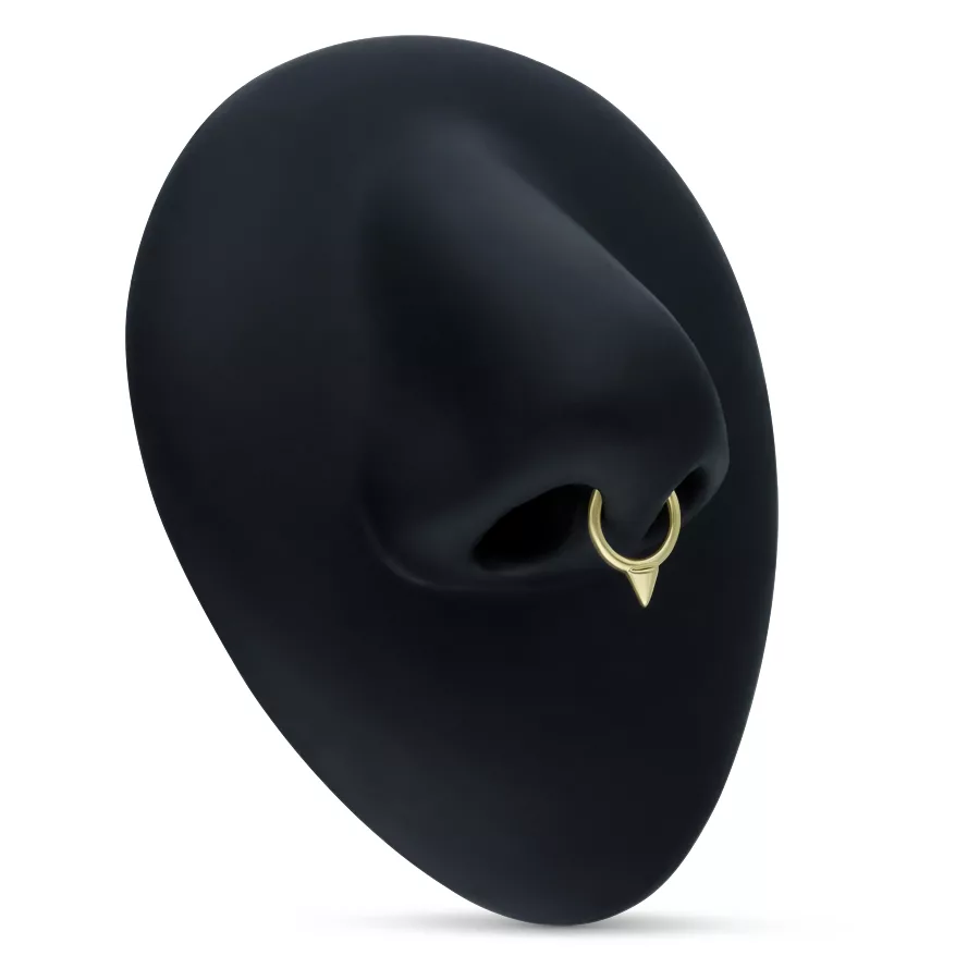 14K Gold Cone Piercingring für Septum Goldener Kegel-Piercingring an schwarzem Modellkopf auf neutralem Hintergrund