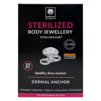 Sterilisierter Dermal Anchor mit Kristall Silberner Dermal Anchor aus Titan mit klarem Kristall auf schwarzem Hintergrund