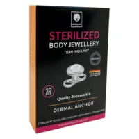 Sterilisierter Dermal Anchor mit Kristall Verpackung des sterilisierten Dermal Anchor aus Titan mit Kristall in Silber auf schwarzem Hintergrund