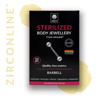 Goldener Micro Barbell aus Titan auf schwarzem Hintergrund, Verpackung sichtbar
