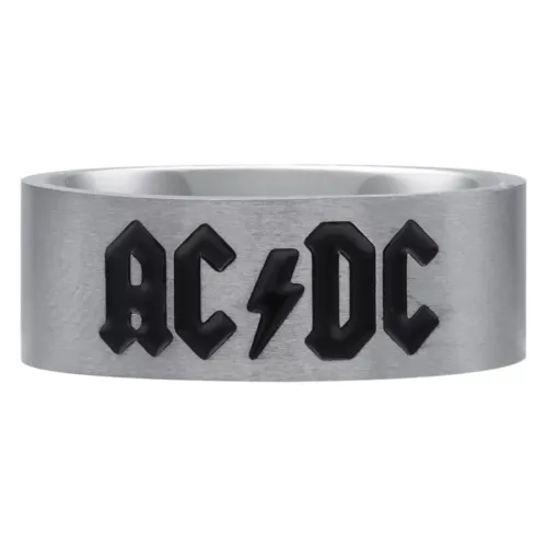 Silberner Ring mit schwarzem ACDC Logo auf weißem Hintergrund