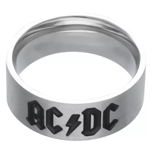 Silberner Ring mit schwarzem ACDC Logo auf weißem Hintergrund