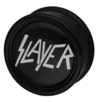 Schwarzer Plug mit weißem Slayer Logo auf schwarzem Hintergrund