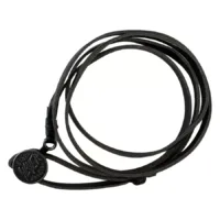 Silbernes Slayer Armband aus Chirurgenstahl auf weißem Hintergrund