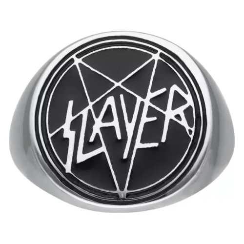 Silberner Siegelring mit Slayer-Logo auf schwarzem Hintergrund