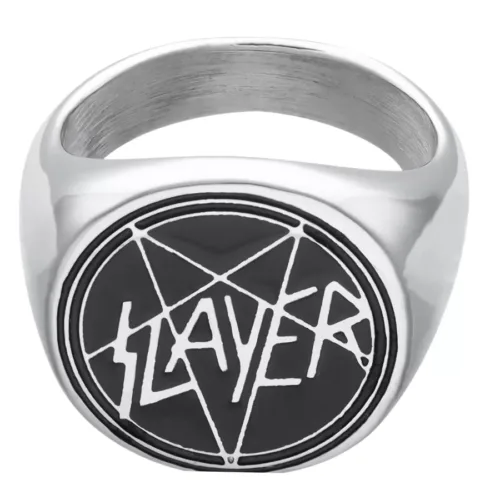 Silberner Siegelring mit schwarzem Slayer-Logo auf weißem Hintergrund