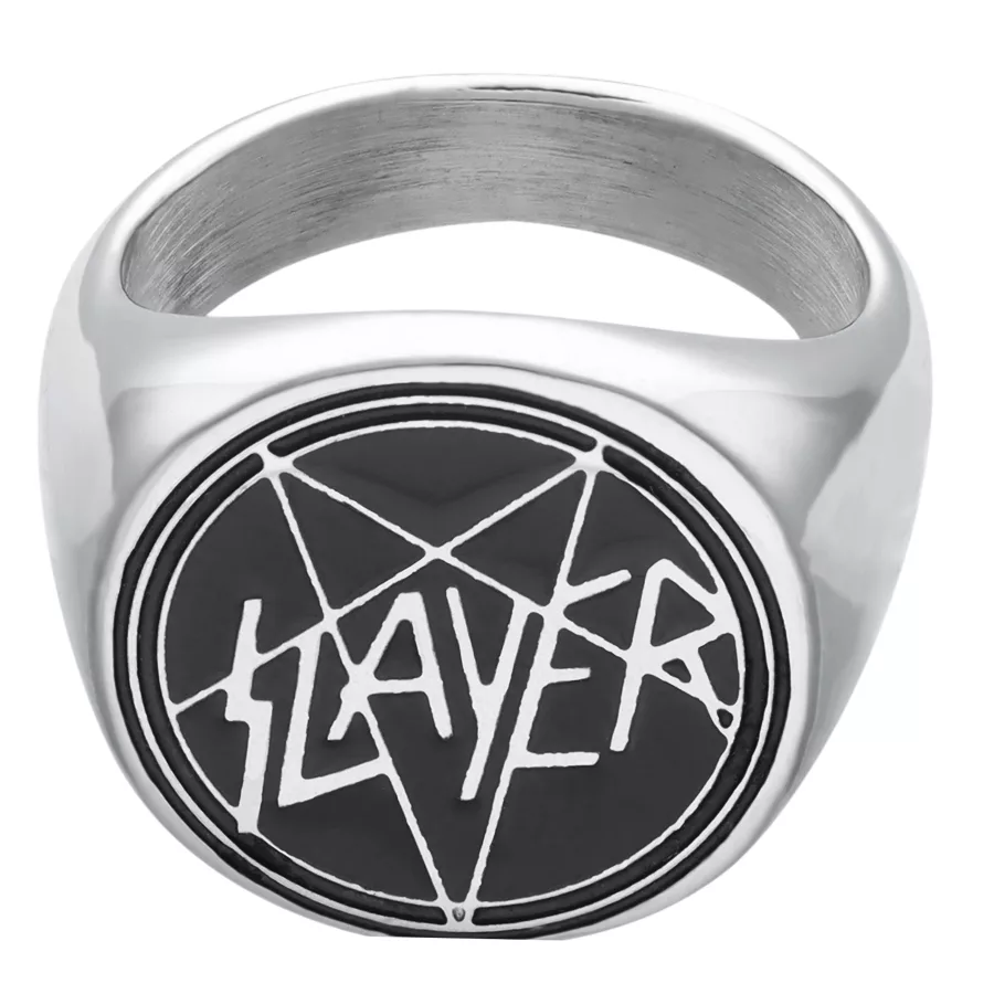 Silberner Siegelring mit schwarzem Slayer-Logo auf weißem Hintergrund