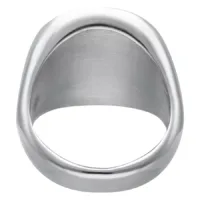 Rückseite eines silbernen Slayer Siegelrings aus Chirurgenstahl auf weißem Hintergrund