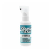 Weißes Cleany Skin Piercing Spray Flasche mit blauem Etikett auf weißem Hintergrund.