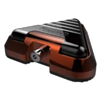 Delta Footswitch Tangerine in Orange und Schwarz Delta Fußschalter aus Aluminium, orange und schwarz, auf weißem Hintergrund